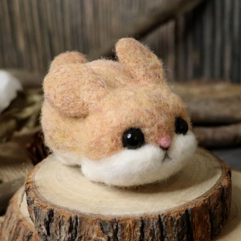 【羊毛毡】缓慢森林中的兔子 摆饰/别针 (棕兔) - 胸针 - 羊毛 咖啡色