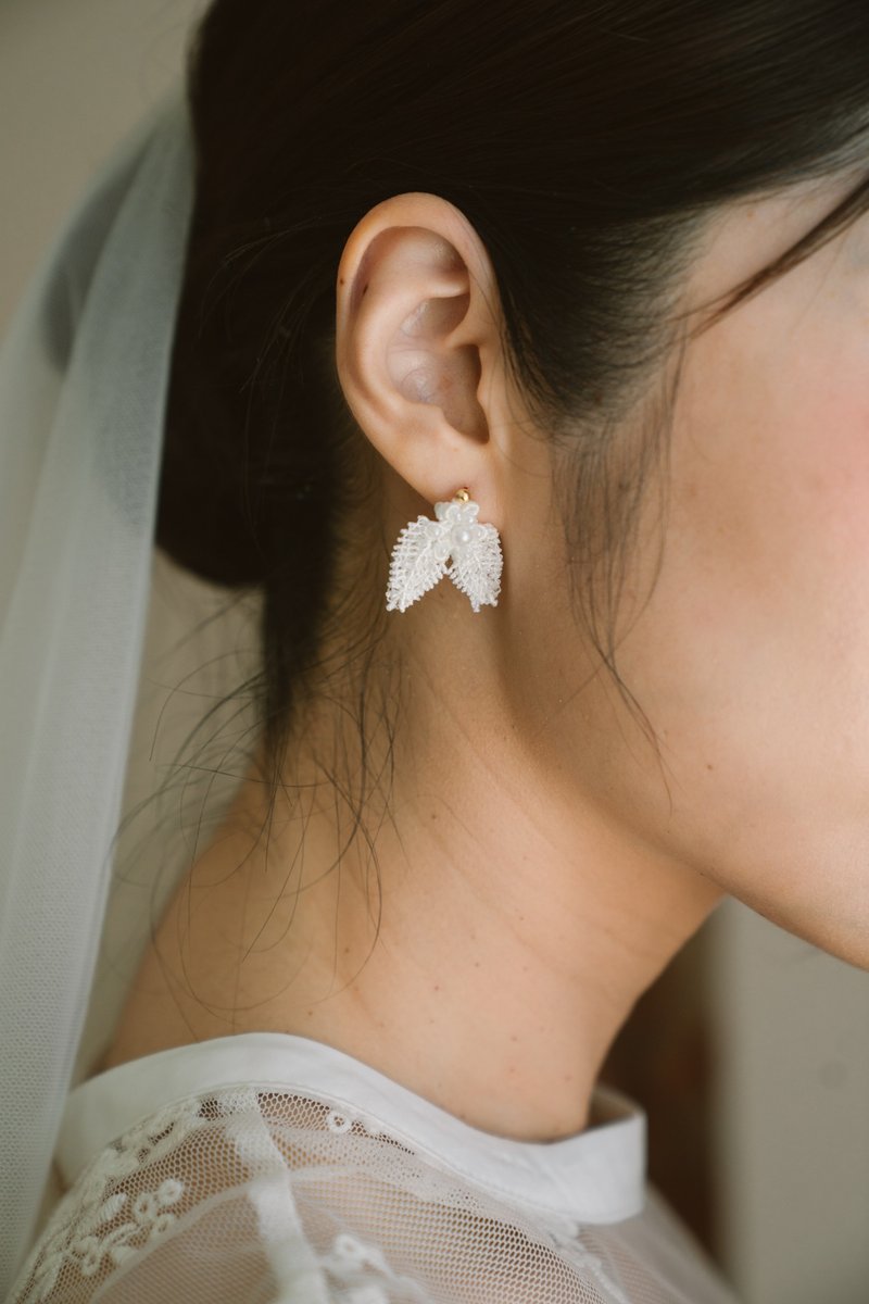 榭寄生蕾丝耳环 - 耳环/耳夹 - 其他材质 白色