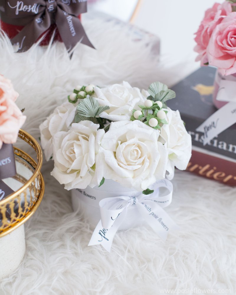 WHITE GRANDI ROSE - Aromatic Large Gift Box, Valentine Gift, Paper Flowers Aroma - 摆饰 - 纸 白色