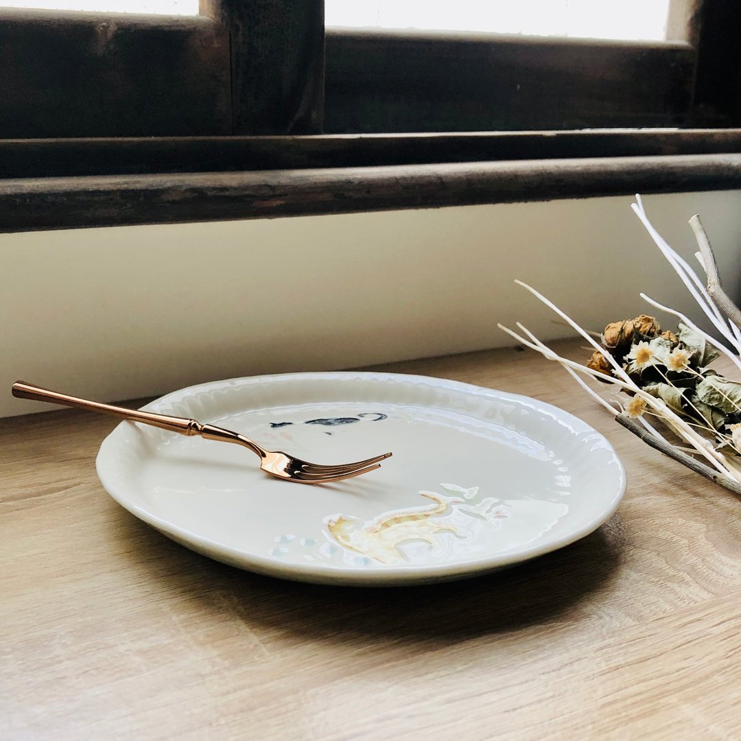 花草与猫 / 手作陶瓷点心盘17.5厘米 (橘猫+黑白猫) - 盘子/餐盘/盘架 - 瓷 多色