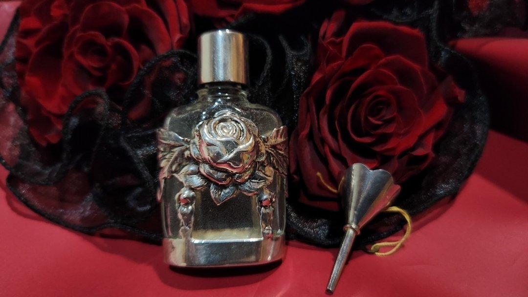 1990 年伦敦制玫瑰纯银玻璃香水瓶 (有 Hallmark) 含漏斗母亲节礼物 - 香薰/精油/线香 - 贵金属 银色