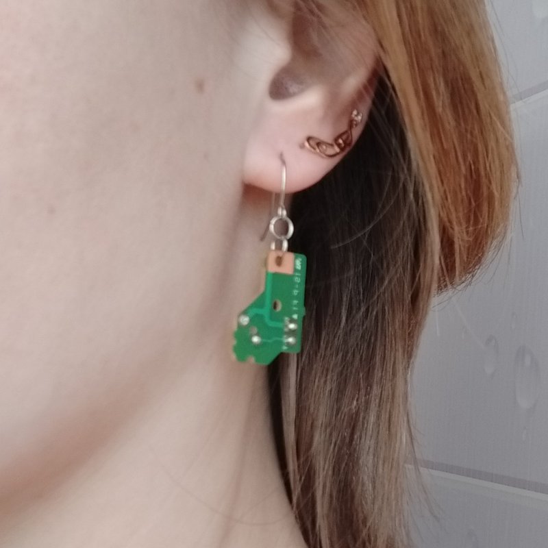 电路板耳环  男士或女士赛博朋克耳环 - 耳环/耳夹 - 其他材质 绿色