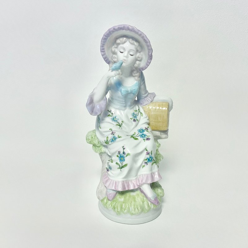 一个女孩和一只雀的小雕像 - 玩偶/公仔 - 瓷 白色