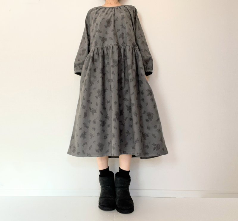 柔和刺绣风花卉图案 ∣ 灯芯绒 ∣ 成熟自然长袖连衣裙 ∣ 秋冬 - 洋装/连衣裙 - 棉．麻 黑色