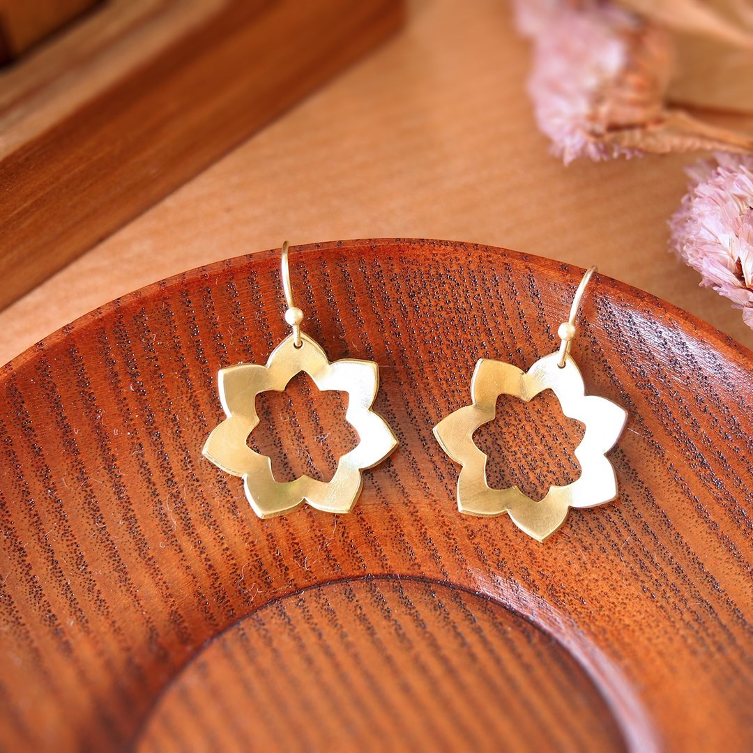 Aster flower brass earrings (Handmade) - 耳环/耳夹 - 铜/黄铜 金色