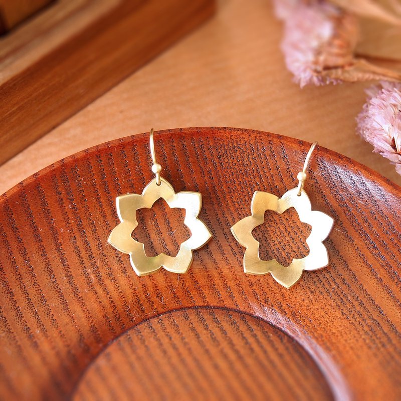 Aster flower brass earrings (Handmade) - 耳环/耳夹 - 铜/黄铜 金色
