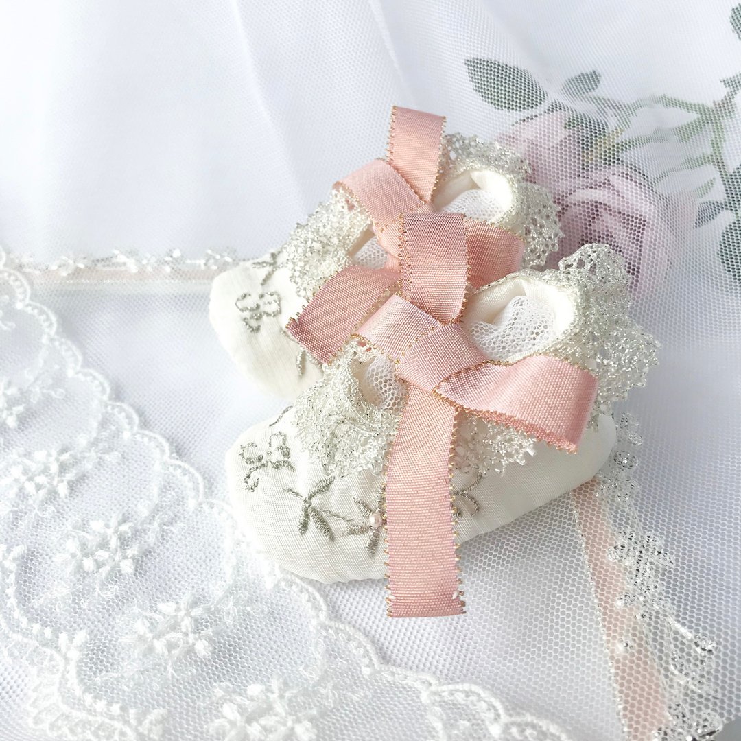 Hand embroidered and stretch lace silk baby shoes pink - 婴儿鞋 - 丝．绢 