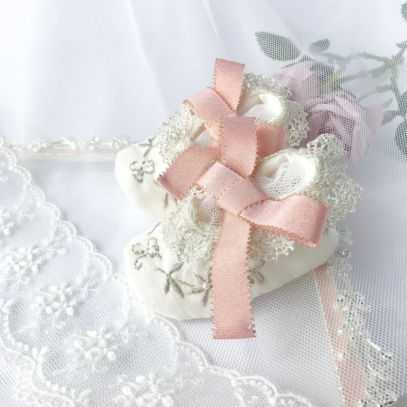 Hand embroidered and stretch lace silk baby shoes pink - 婴儿鞋 - 丝．绢 