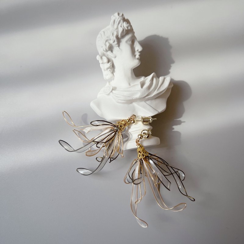 轻薄的假象 金铜 自然卷卷树脂耳环 - 耳环/耳夹 - 树脂 金色