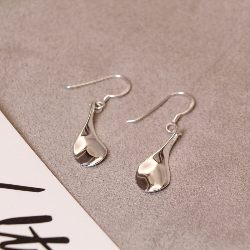 【SWS饰品】时尚弯曲纯银耳环 / 微风。垂坠耳环。纯银耳环 - 耳环/耳夹 - 纯银 银色