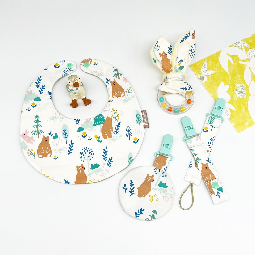 【 小熊比比】小熊森林围兜平安符袋弥月组 - 围嘴/口水巾 - 棉 白色