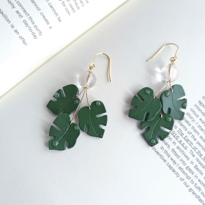 【花草集】夏日雨露 龟背芋 玻璃珠 耳环/耳夹 - 耳环/耳夹 - 真皮 绿色