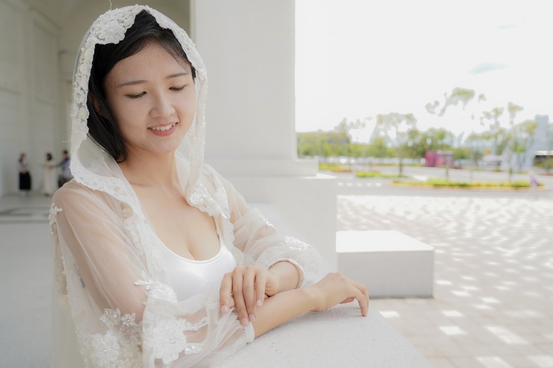 / 洁白花漾 / 雕花蕾丝罩衫华丽婚纱风轻薄透肤长版连帽外套洋装 - 洋装/连衣裙 - 棉．麻 透明