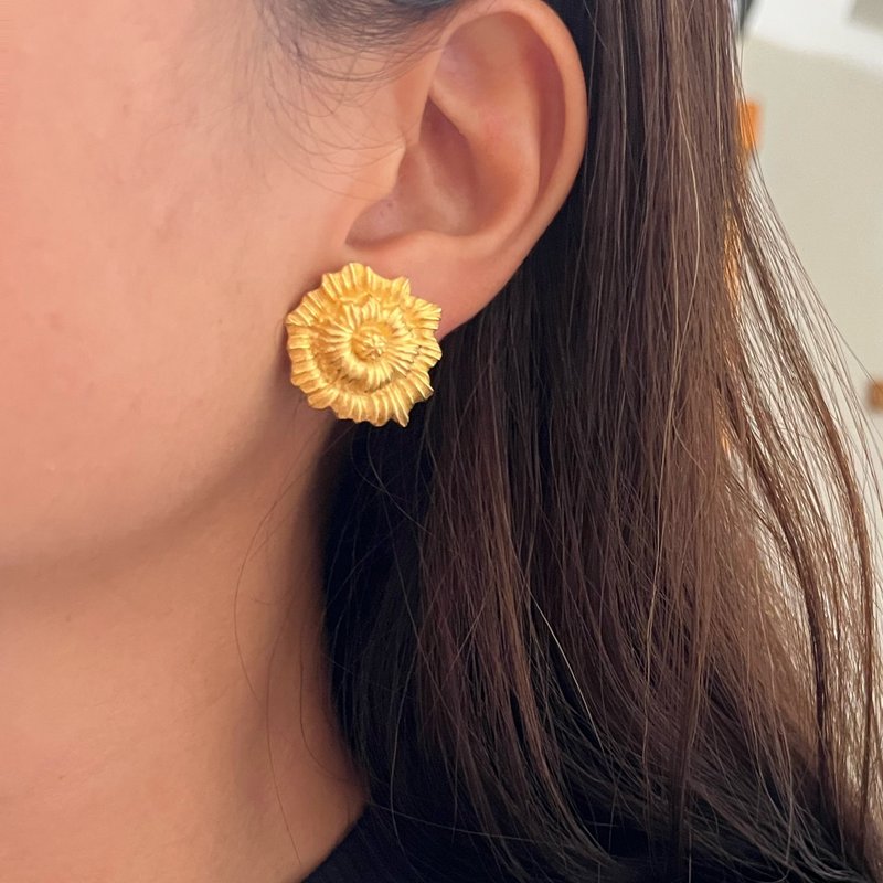 •Duchess• MONET金属花朵雕刻耳环 - 耳环/耳夹 - 其他金属 金色