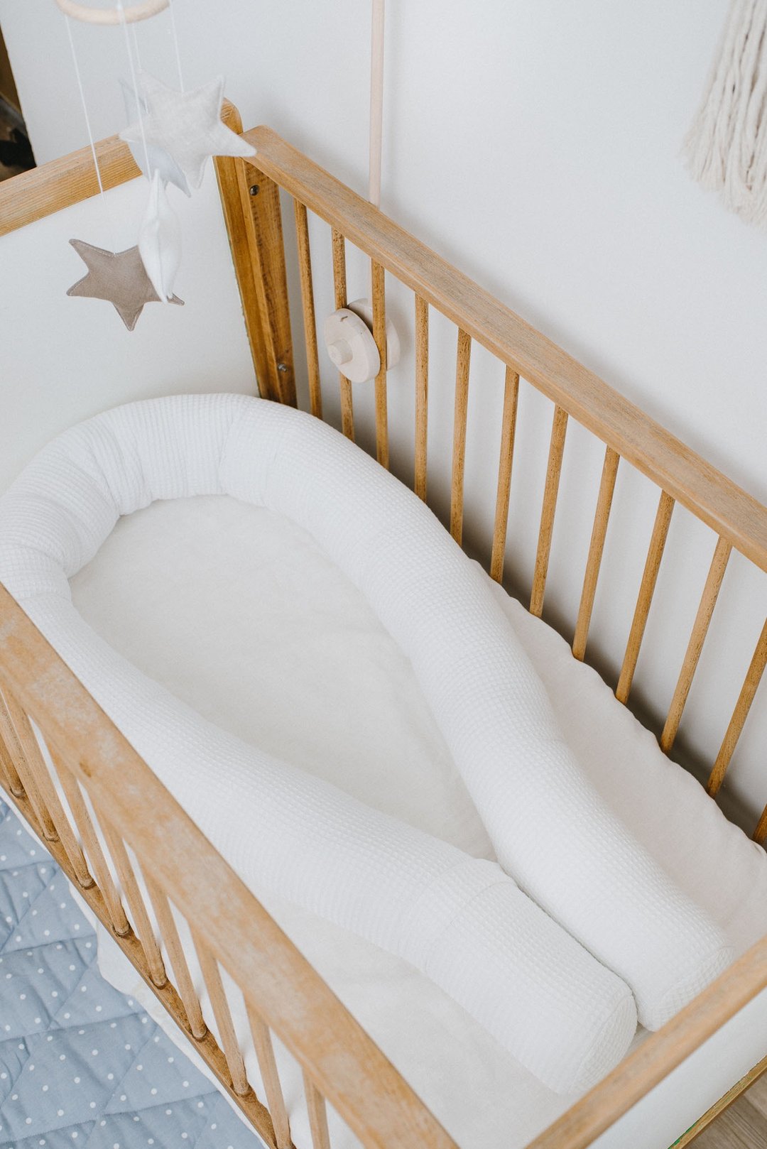 White neutral baby crib snake bumper pillow - bumper pad for newborn bed - 婴儿床上用品 - 棉 白色