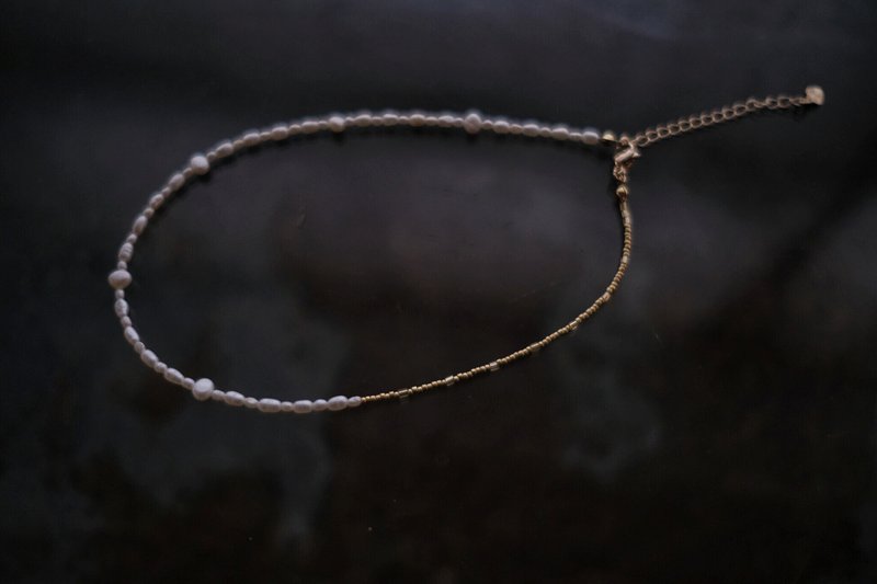 Gold Moon  /  淡水珍珠 玻璃珠 项链 14K注金 - 颈链 - 珍珠 