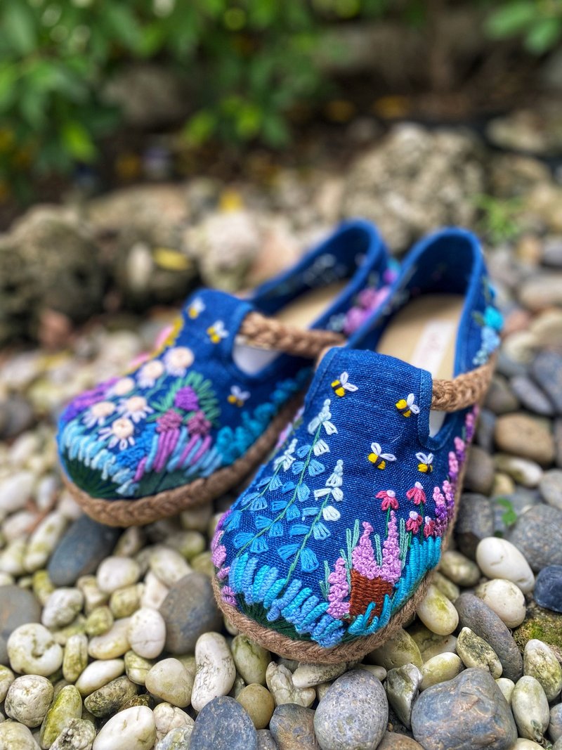 Hand-embroidered shoes with flowers in blue and purple tones. - 男女凉鞋 - 棉．麻 