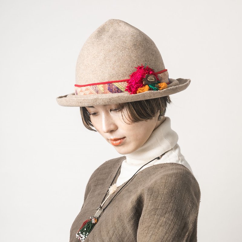 小籠包羊毛帽 老撾TaiDaeng手織絲帶 印度絨球 獅子形水牛角鈕扣 - 帽子 - 羊毛 多色