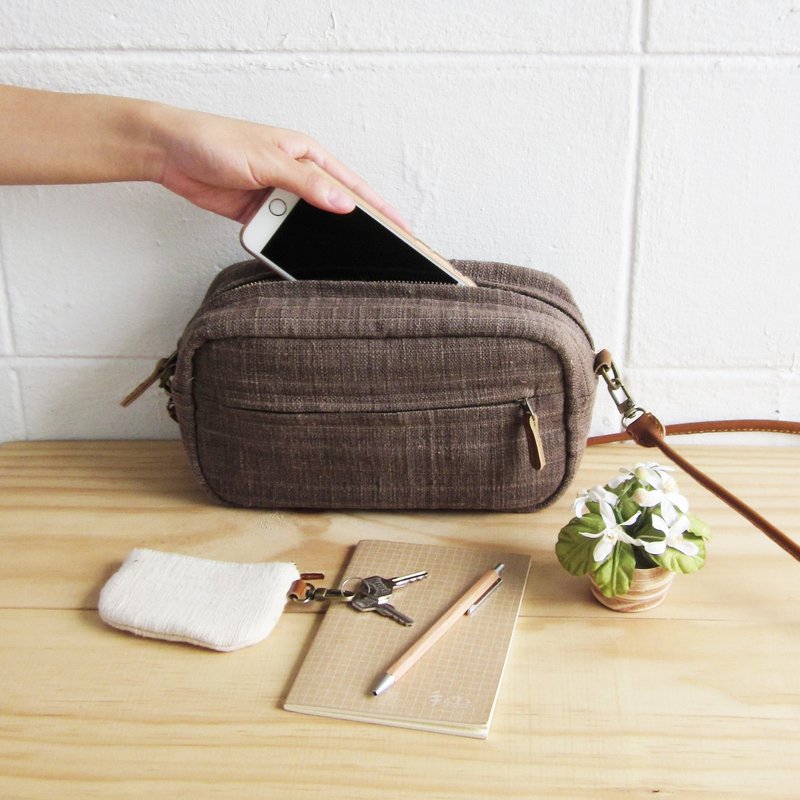 手工棉制极简长方形斜背包-天然植物染-深棕色 - 侧背包/斜挎包 - 棉．麻 咖啡色