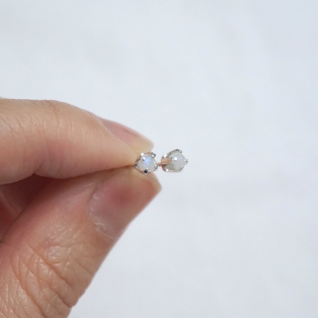 ll 月光石纯银耳骨针 ll 3mm 月光石纯银耳针 ER-00021 - 耳环/耳夹 - 半宝石 白色