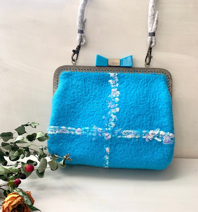 羊毛毡 礼物盒造型斜背包 - 天蓝色 - 侧背包/斜挎包 - 羊毛 蓝色