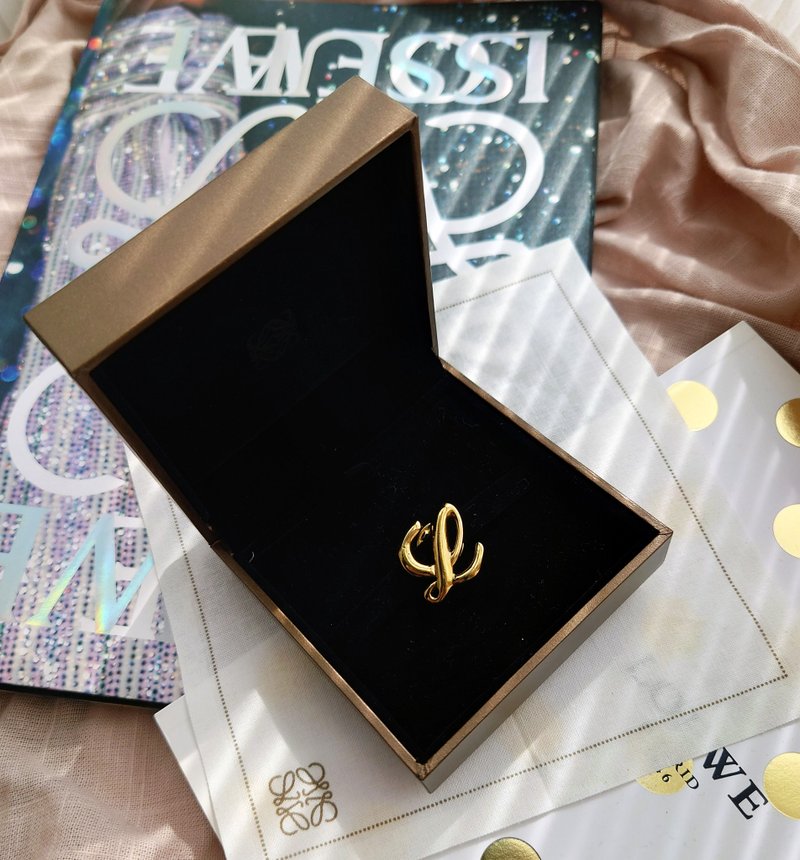 中古美品 附盒 Loewe L字胸针心口针 围巾扣颈巾扣领带扣包包挂件 - 化妆包/杂物包 - 其他金属 金色