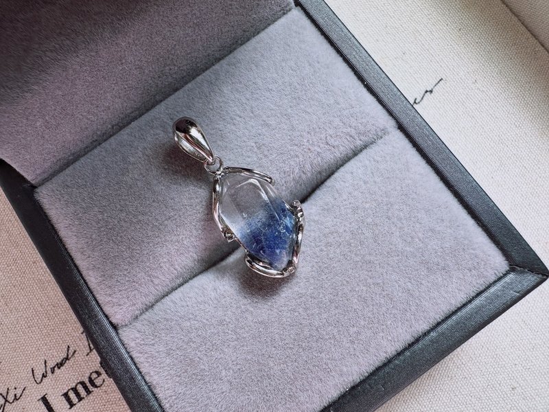 随形蓝线石水晶吊坠-自由流动的蓝色星痕 - 项链 - 水晶 