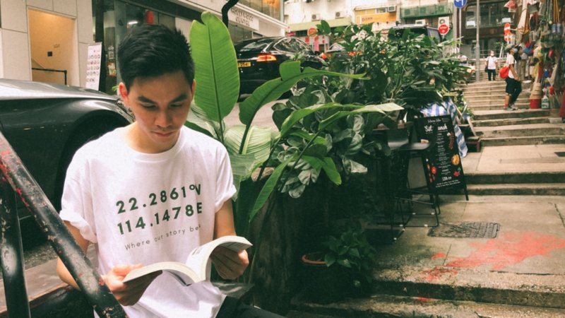 港识多史 水坑口座标 短袖 T-Shirt -白色 - 男装上衣/T 恤 - 棉．麻 白色