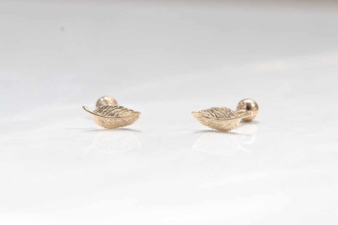 14K 金叶子锁珠耳环(单个)耳骨 耳窝 不退色 - 耳环/耳夹 - 贵金属 金色