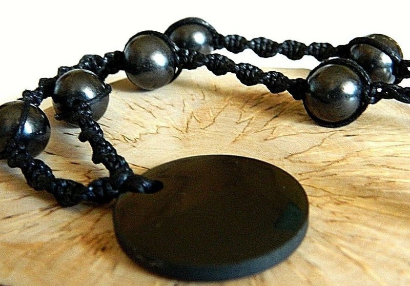 Shungite necklace, shungite circle pendant, macrame beaded healing necklace - 项链 - 其他材质 黑色
