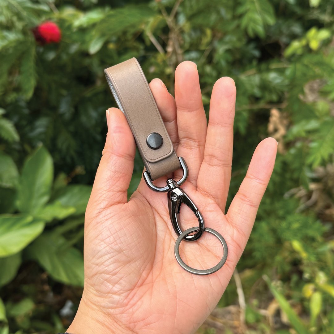 【钥匙/锁匙挂饰】卡其灰色植鞣牛皮/简约风格/免费定制化压字 - 钥匙链/钥匙包 - 真皮 灰色