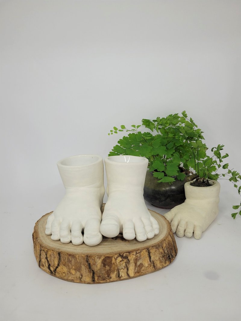 纯手刻 可爱脚ㄚ*花器*笔筒*收纳筒 - 花瓶/陶器 - 瓷 白色