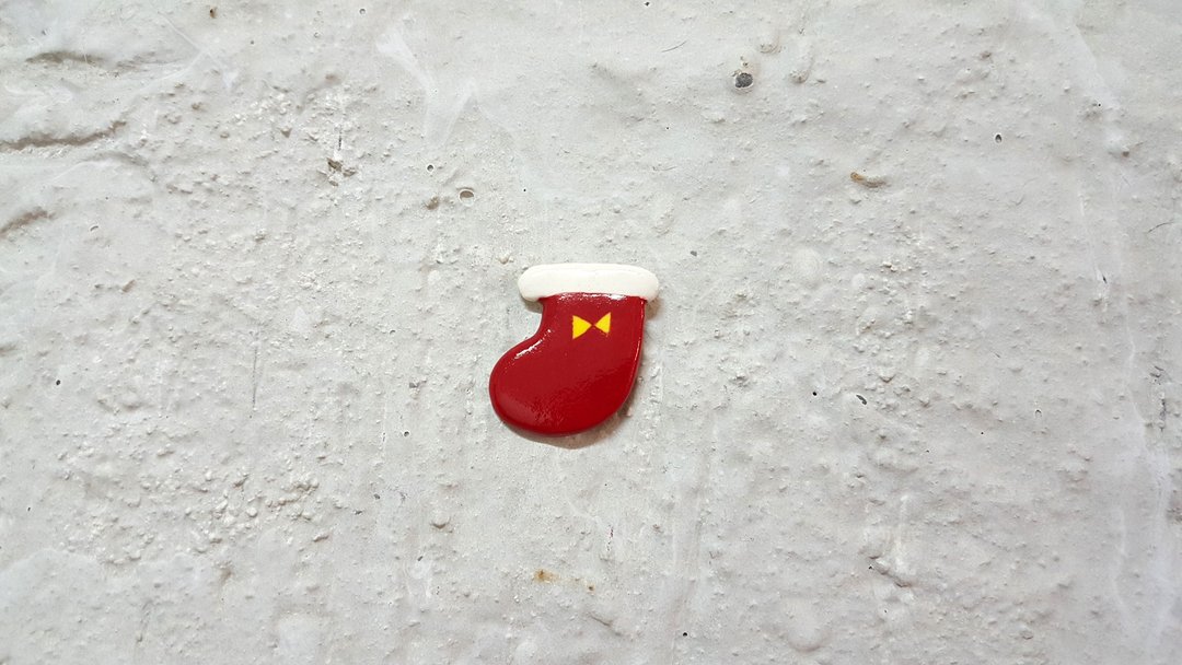 圣诞袜  陶瓷别针(免费包装盒+免运喔!) - 胸针 - 陶 红色
