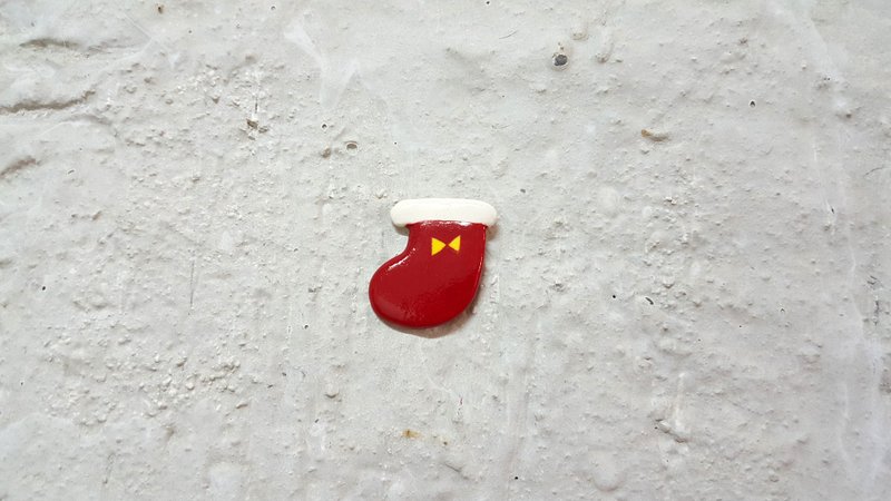 圣诞袜  陶瓷别针(免费包装盒+免运喔!) - 胸针 - 陶 红色