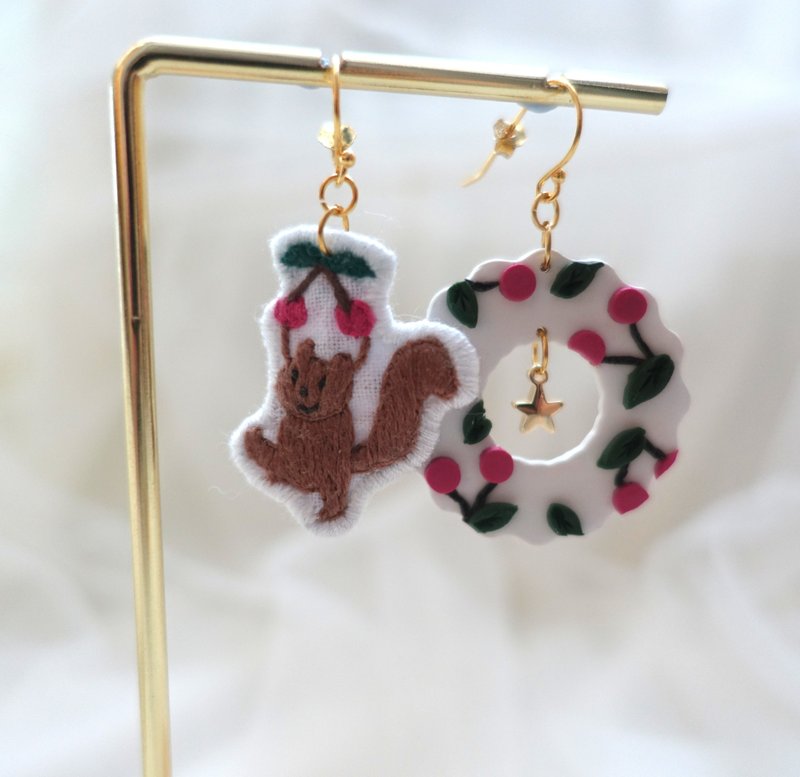 松鼠的摘车厘子日手作耳环 - 耳环/耳夹 - 陶 多色