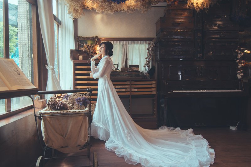 料质fabric 80年代蕾丝缕空长袖拖尾古董婚纱 - 晚装/礼服 - 其他人造纤维 白色