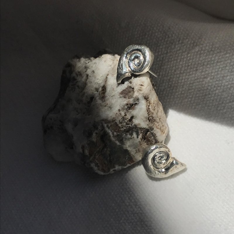 925银 黄铜  贴耳 海螺 耳环 - 耳环/耳夹 - 纯银 银色