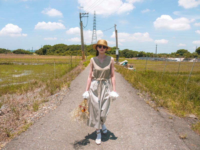 Talla 异材质V领蕾丝缇花卡其洋装 - 洋装/连衣裙 - 棉．麻 卡其色