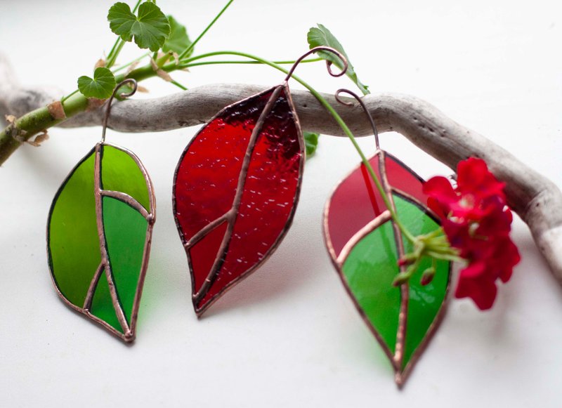 红色和绿色留下彩色玻璃窗。 太阳捕手玻璃叶 - 墙贴/壁贴 - 玻璃 红色