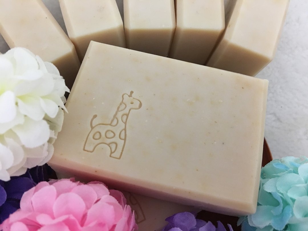 亲亲宝贝乳木蜂蜜燕麦舒敏皂 - 沐浴用品 - 植物．花 白色