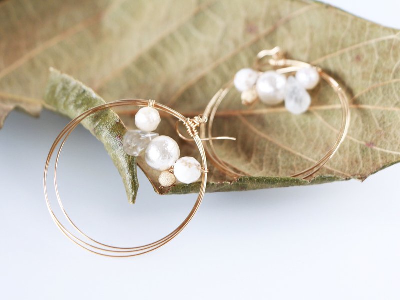14kgf-Ivory bijou overlap hoop pierced earrings (can change to clip-on) - 耳环/耳夹 - 宝石 白色