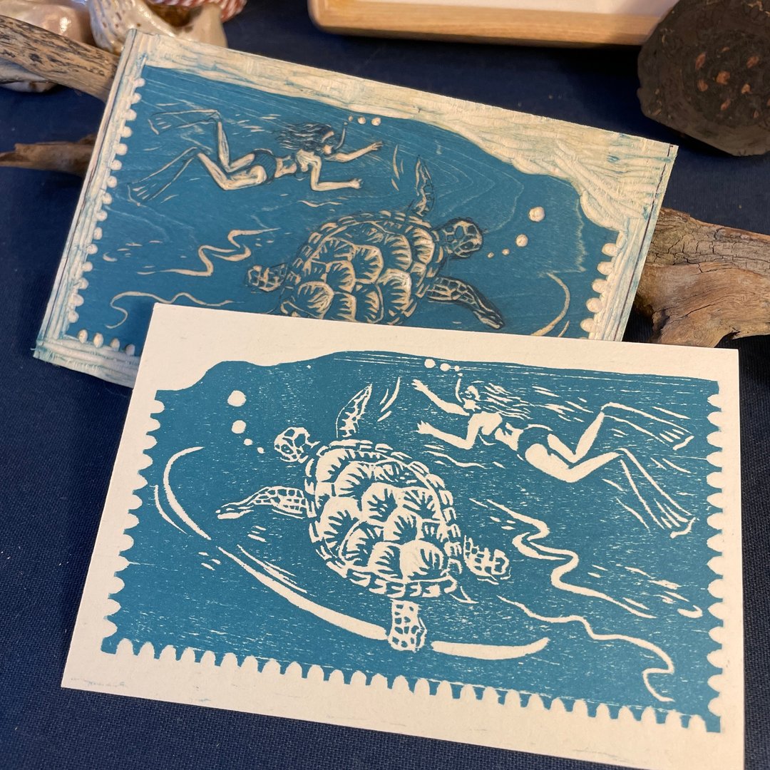 【绿蠵龟明信片】手工木刻版画 绿蠵龟与潜水教练的相遇 - 卡片/明信片 - 纸 蓝色