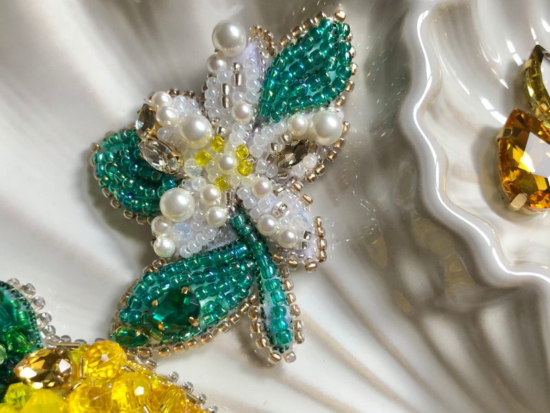 [Made-to-order] Lemon flower lover beads embroidery brooch - 胸针 - 玻璃 