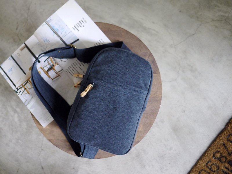 中性无印风斜后背包 - 后背包/双肩包 - 棉．麻 黑色