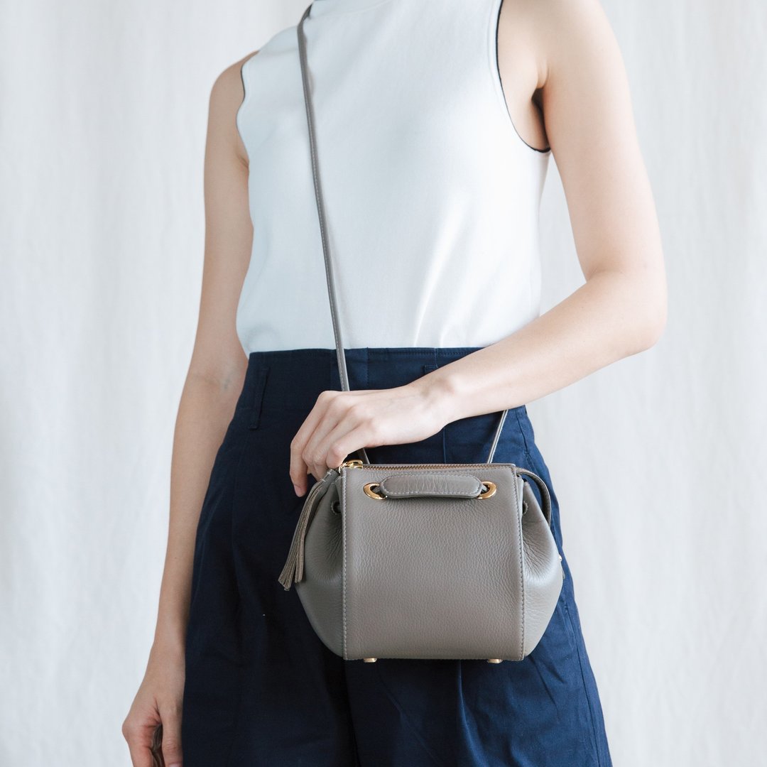 CUDDLE BAG - CUTE MINIMAL  WOMAN LEATHER BAG-DARK GREY - 侧背包/斜挎包 - 真皮 灰色