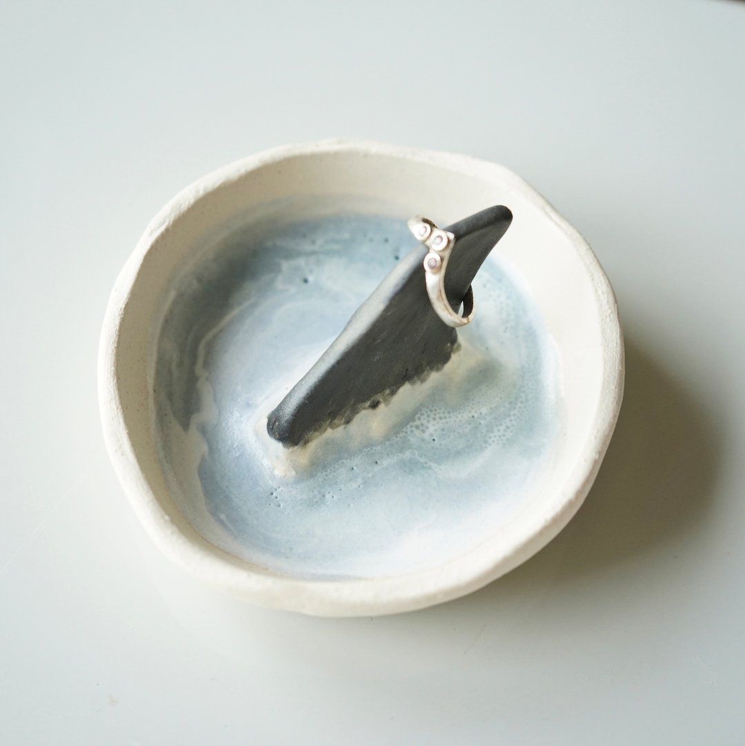 Baby Shark fin ring holder - 花瓶/陶器 - 陶 蓝色