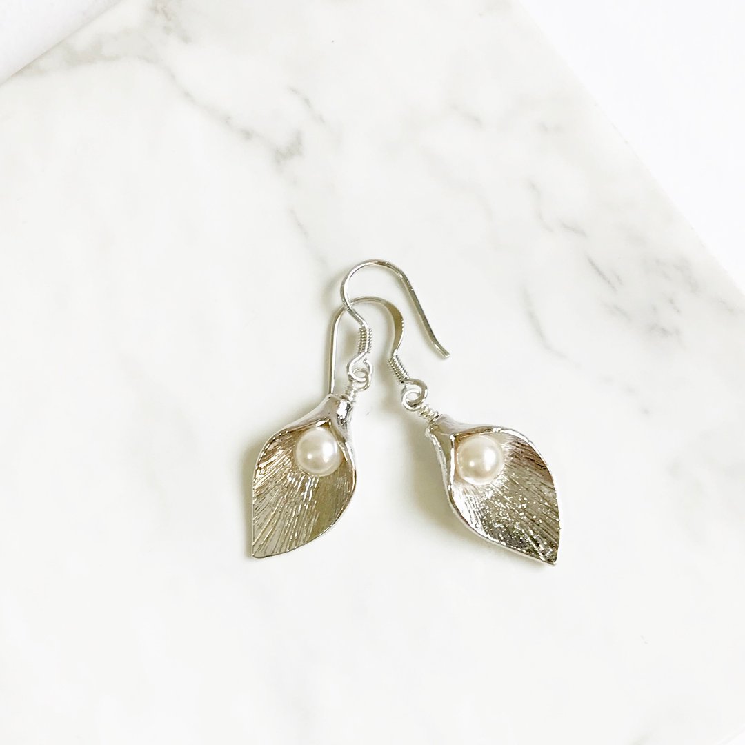 Silver lily flower earring with swarovski pearl - 耳环/耳夹 - 珍珠 银色