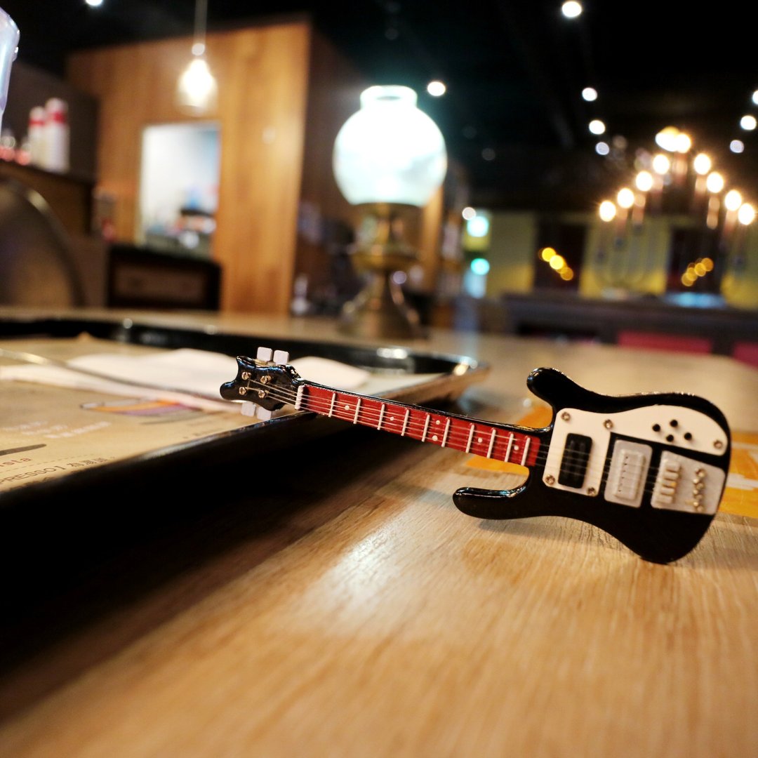 【低调黑贝斯】Rickenbacker Bass Guitar 质感迷你模型吊饰 - 吊饰 - 木头 黑色