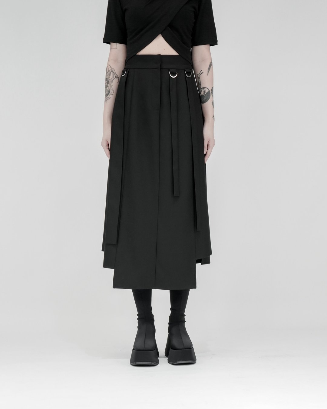 MUKK DESIGN 条绳扣环造型剪接裙 - 裙子 - 聚酯纤维 黑色