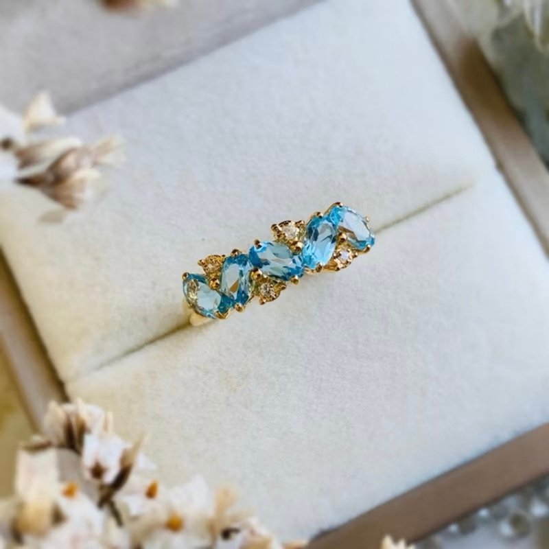 戒指镶嵌椭圆形瑞士蓝托帕石, 与白色锆石交替排列。 - 戒指 - 半宝石 蓝色